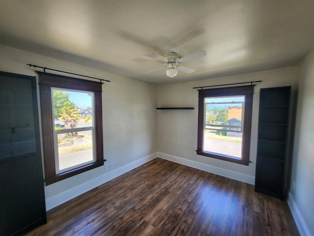 Charming Room in Historic Everett