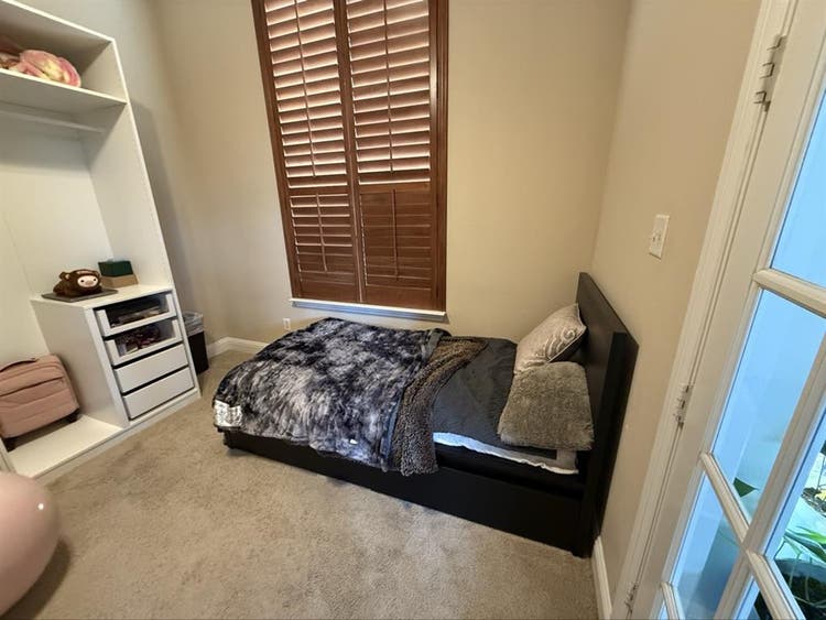 Female roommates only.