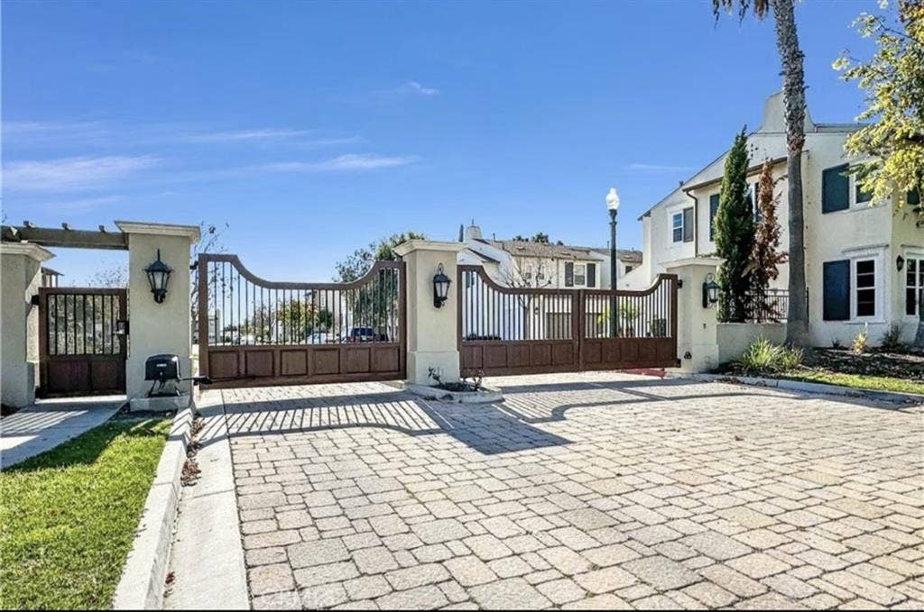 NEED ROOMMATE- ASAP!!