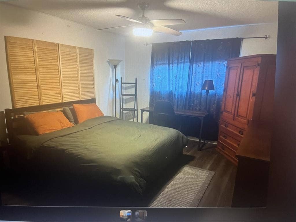 Spacious bedroom available!