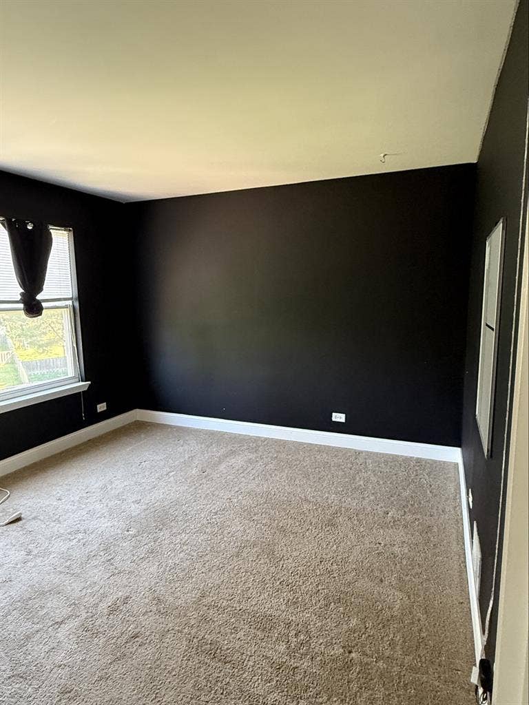 RENTING ROOM IN SAFE HOME