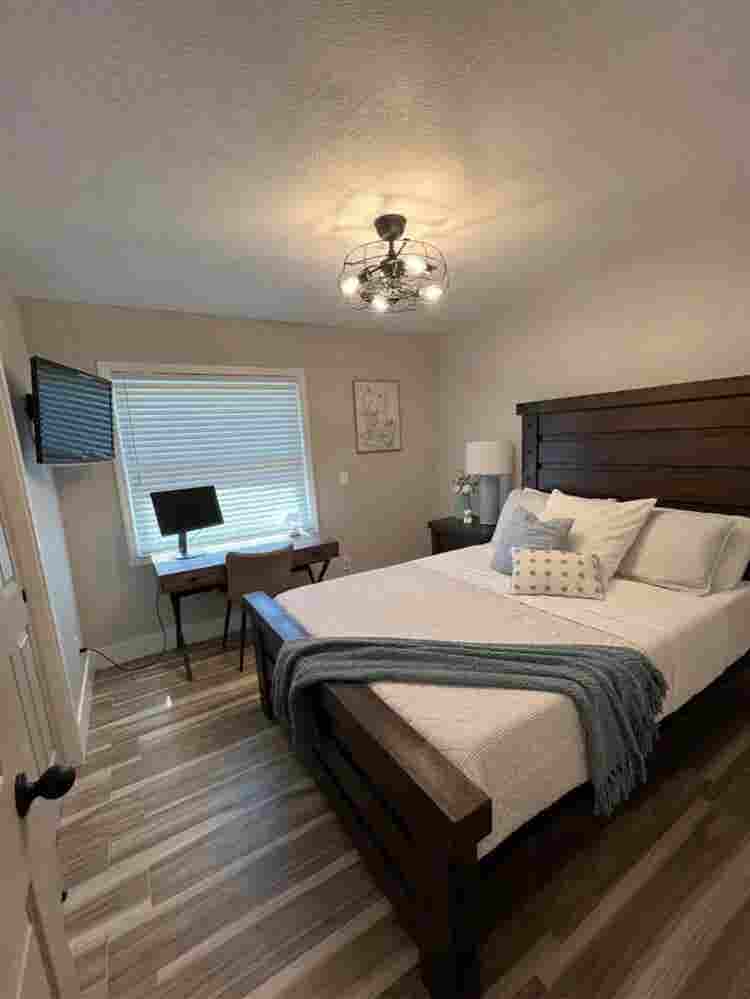 Bedroom available for student