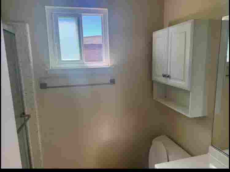 Master bedroom w/private bathroom