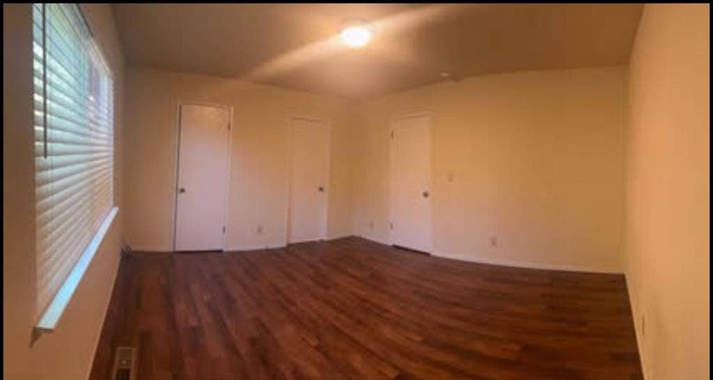 Master bedroom w/private bathroom