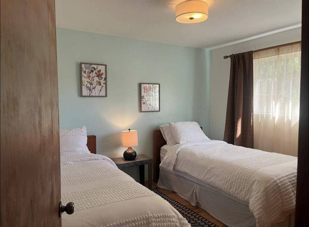 Room!Walk to Seatac Airport gates!