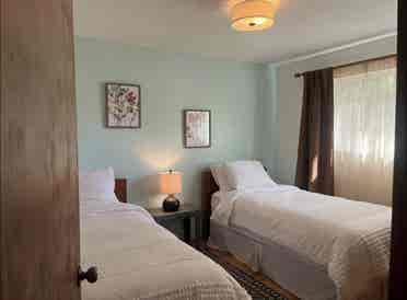 Room!Walk to Seatac Airport gates!