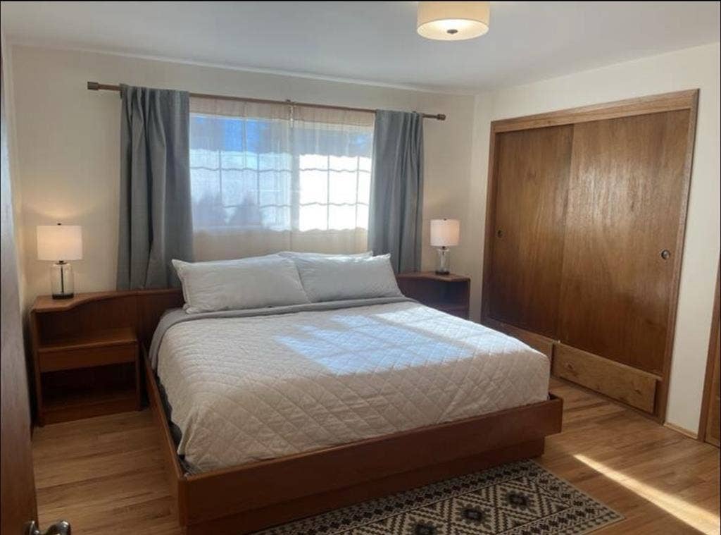 Room!Walk to Seatac Airport gates!
