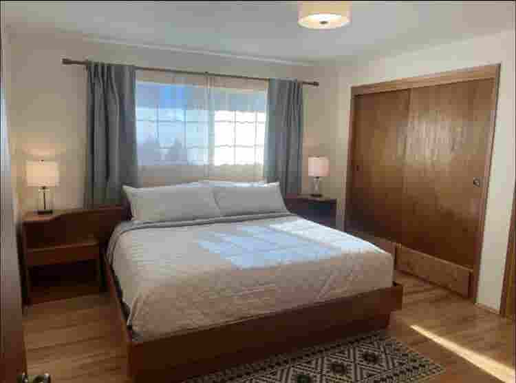 Room!Walk to Seatac Airport gates!