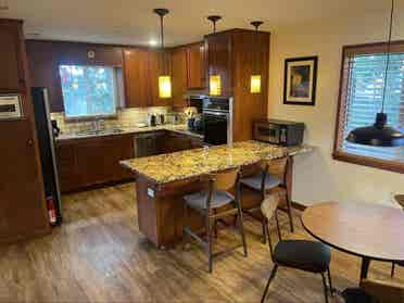 Room!Walk to Seatac Airport gates!