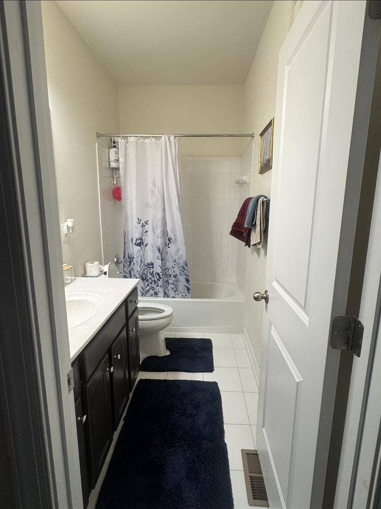 Room in Gorgeous townhouse Fairfax