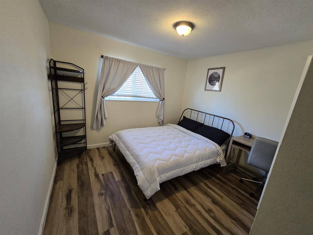 Private Room W/ Closet and Parking