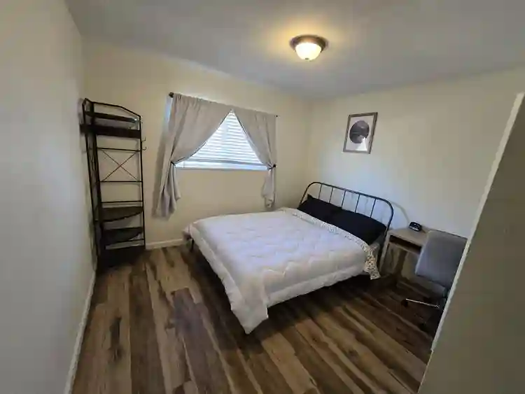 Private Room W/ Closet and Parking