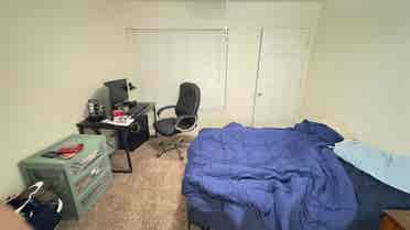 Room For Rent b