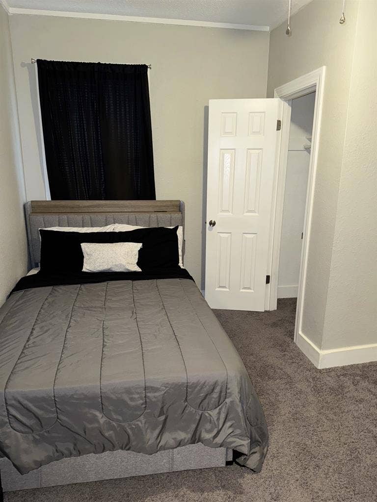 Room Near Downtown