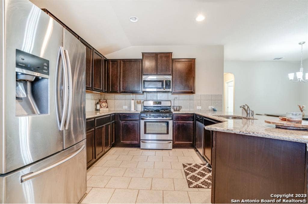 Single story home! Room for rent!