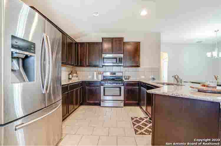 Single story home! Room for rent!
