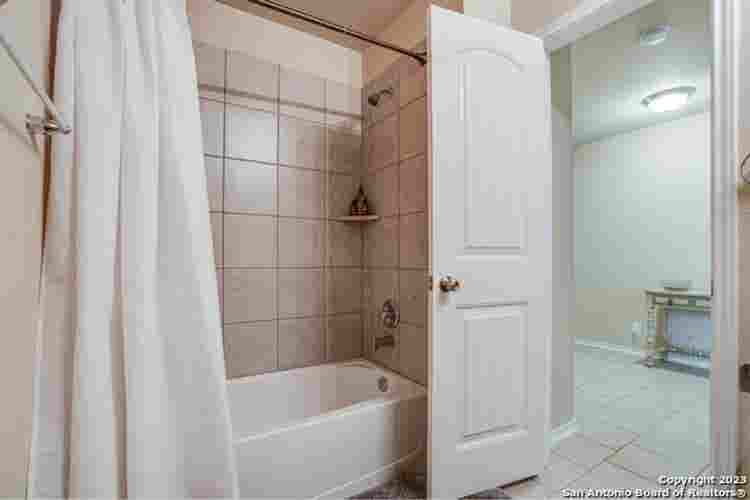 Single story home! Room for rent!