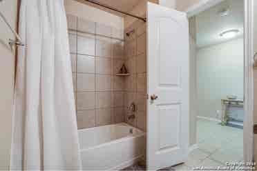 Single story home! Room for rent!