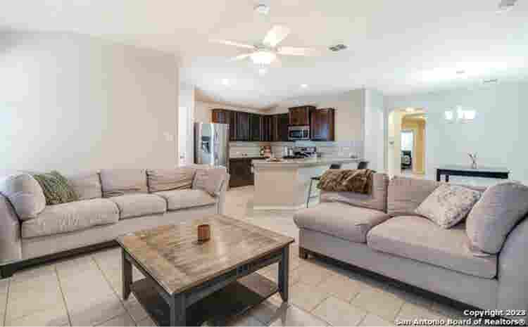 Single story home! Room for rent!