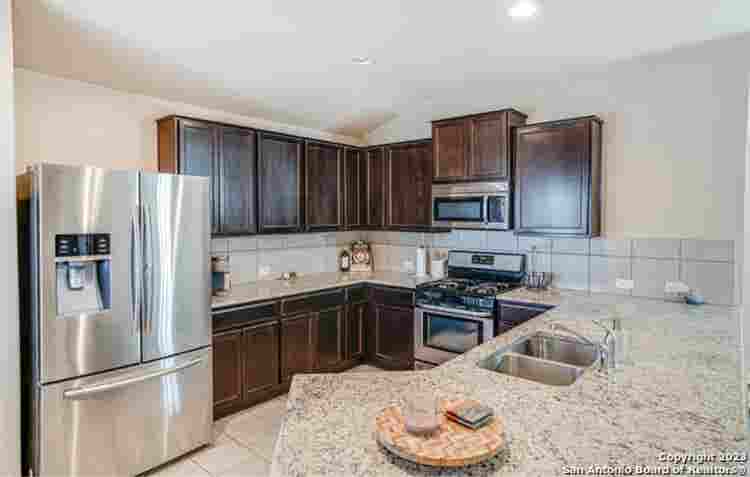 Single story home! Room for rent!