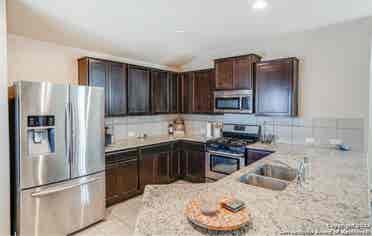 Single story home! Room for rent!