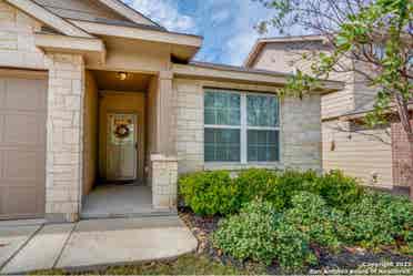 Single story home! Room for rent!