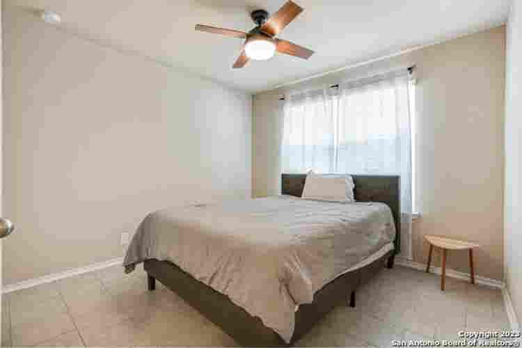 Single story home! Room for rent!