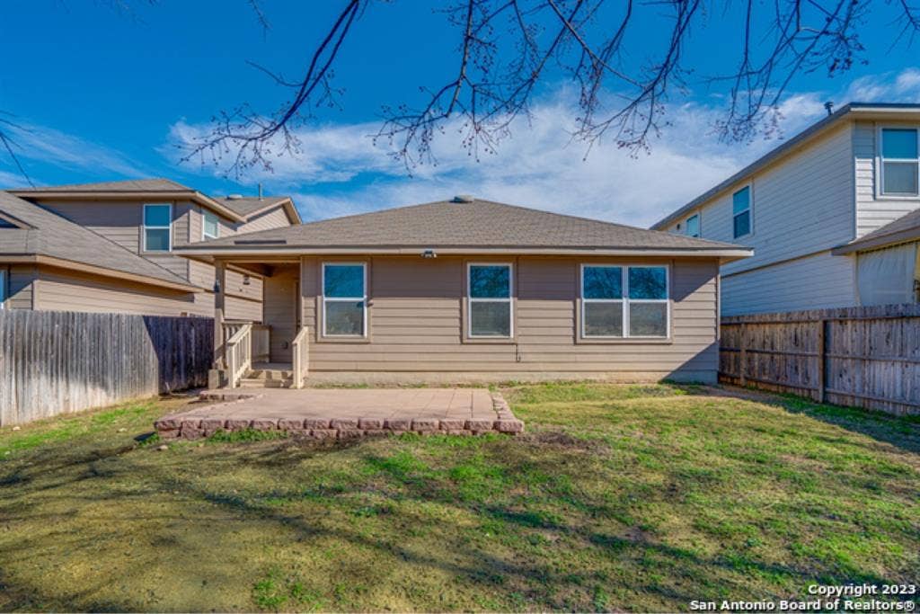 Single story home! Room for rent!