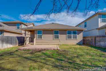 Single story home! Room for rent!