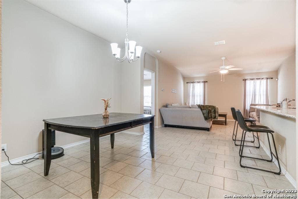 Single story home! Room for rent!