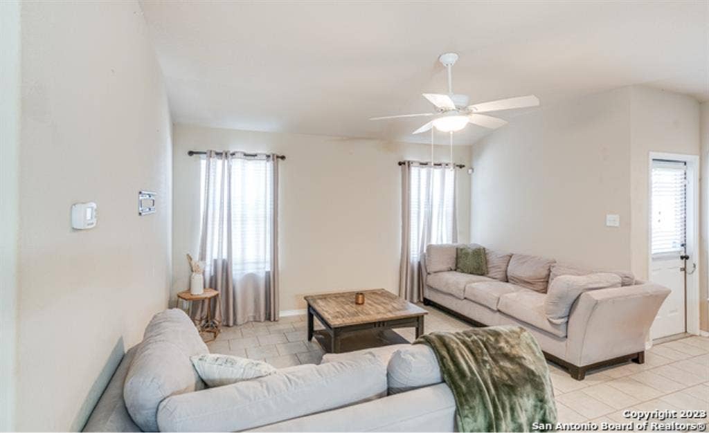 Single story home! Room for rent!
