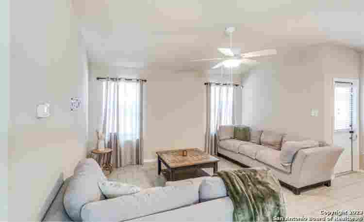 Single story home! Room for rent!