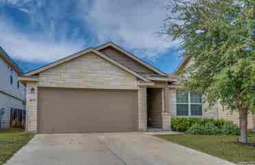 Single story home! Room for rent!