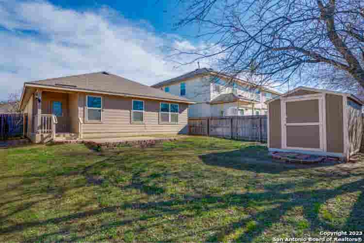 Single story home! Room for rent!