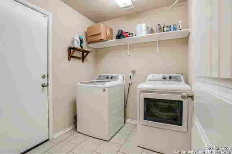 Single story home! Room for rent!