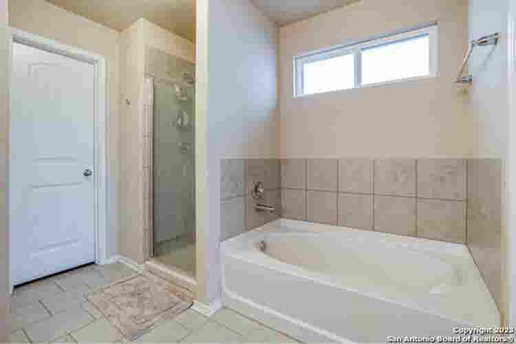 Single story home! Room for rent!