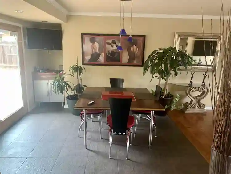 2 Bedrooms in 3 Br House for Rent