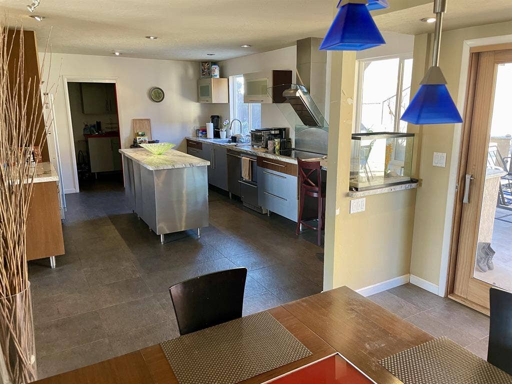 2 Bedrooms in 3 Br House for Rent