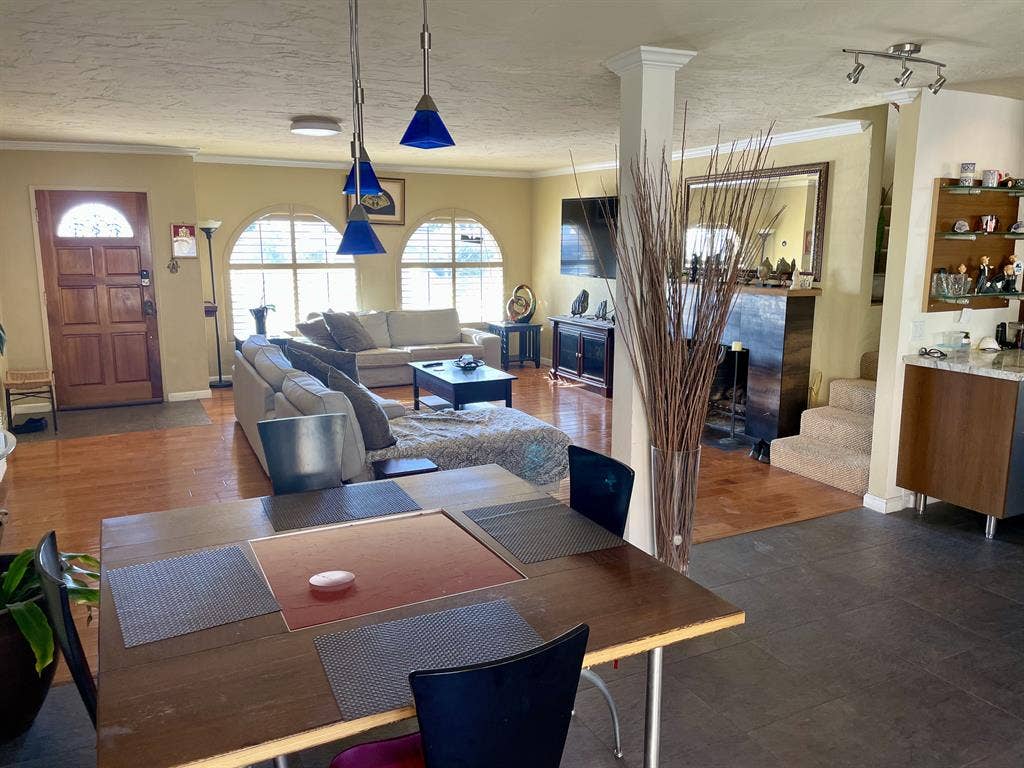 2 Bedrooms in 3 Br House for Rent