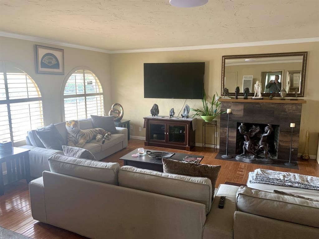 2 Bedrooms in 3 Br House for Rent