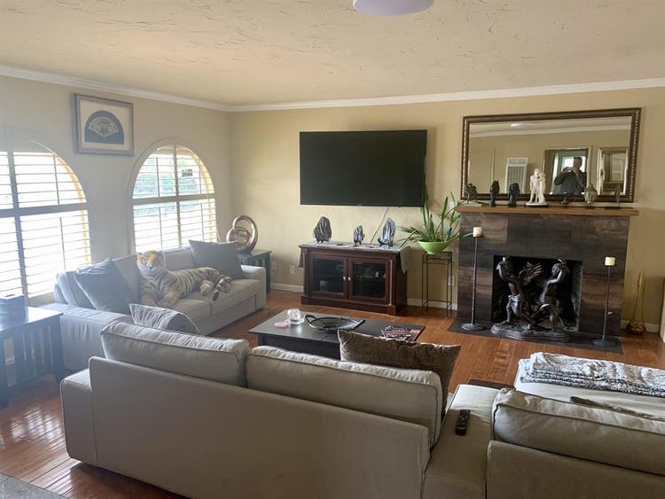 2 Bedrooms in 3 Br House for Rent