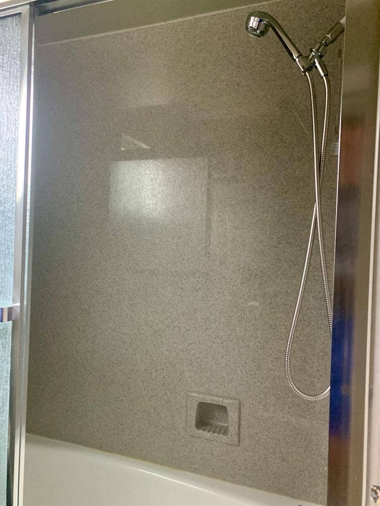 2 Bedrooms in 3 Br House for Rent