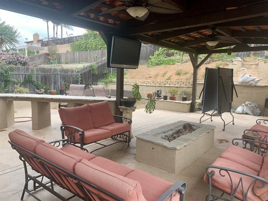 2 Bedrooms in 3 Br House for Rent