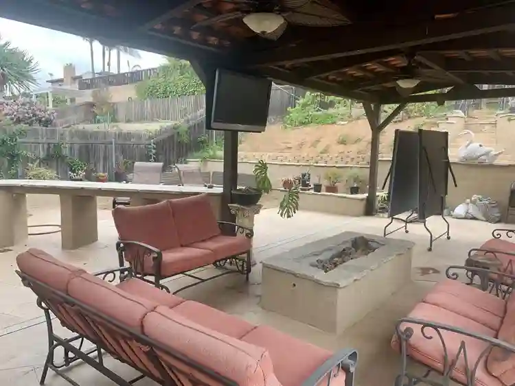 2 Bedrooms in 3 Br House for Rent