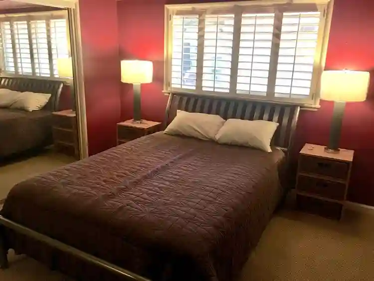 2 Bedrooms in 3 Br House for Rent