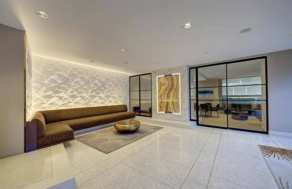 1 room available in a bath apt