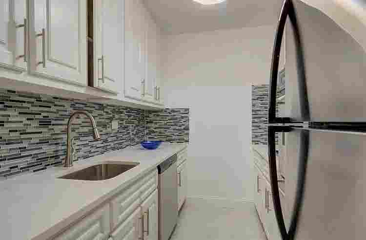 1 room available in a bath apt