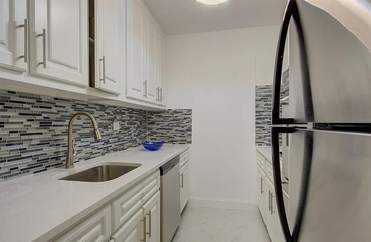 1 room available in a bath apt