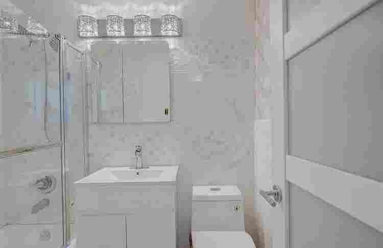 1 room available in a bath apt
