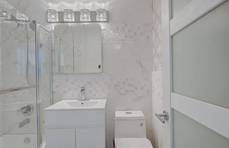 1 room available in a bath apt
